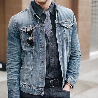 Come indossare e abbinare una cintura di tela in modo casual: Mostra il tuo stile in una giacca di jeans blu con una cintura di tela per un outfit rilassato ma alla moda.