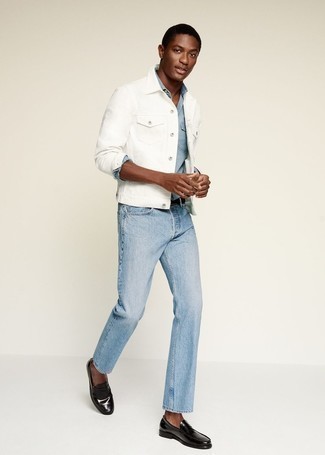Come indossare e abbinare jeans azzurri in estate 2024: Prova a combinare una giacca di jeans bianca con jeans azzurri per vestirti casual. Scegli uno stile classico per le calzature e scegli un paio di mocassini eleganti in pelle neri come calzature. Questo è certamente il look da copiare in questi mesi estivi.
