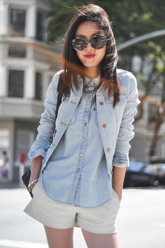 Come indossare e abbinare una collana argento per una donna di 30 anni in modo smart-casual: Metti una giacca di jeans azzurra e una collana argento per andare a prendere un caffè in stile casual.