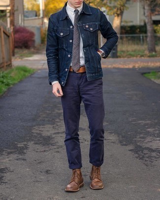 Look alla moda per uomo: Giacca di jeans blu scuro, Camicia elegante bianca, Chino viola, Stivali casual in pelle marroni