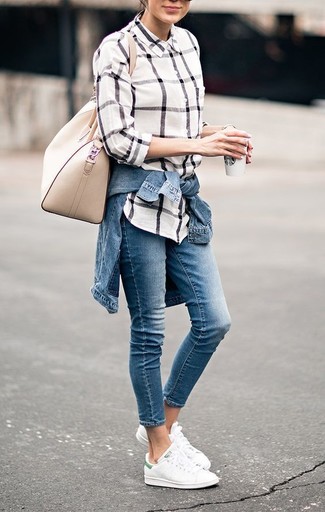 Come indossare e abbinare una camicia elegante bianca con jeans blu: Potresti abbinare una camicia elegante bianca con jeans blu per un semplice tocco di eleganza. Per un look più rilassato, scegli un paio di sneakers basse bianche come calzature.