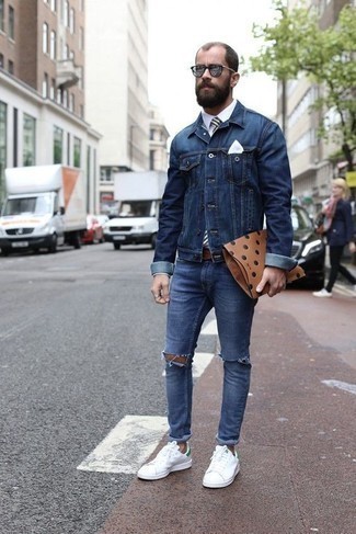 Quale jeans indossare con sneakers basse bianche e verdi in estate 2024: Coniuga una giacca di jeans blu scuro con jeans per un'atmosfera casual-cool. Sneakers basse bianche e verdi sono una eccellente scelta per completare il look. Questo è sicuramente il look da copiare questa estate.