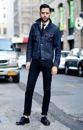 Quale camicia elegante indossare con scarpe derby blu: Prova ad abbinare una camicia elegante con jeans blu scuro per essere elegante ma non troppo formale. Scegli un paio di scarpe derby blu per un tocco virile.