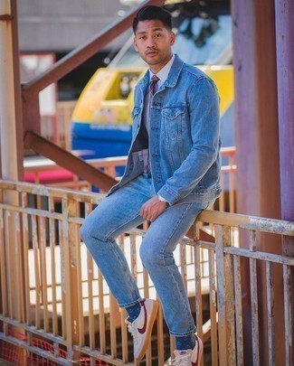 Quale sneakers basse indossare con una giacca di jeans azzurra: Indossa una giacca di jeans azzurra con jeans azzurri per un fantastico look da sfoggiare nel weekend. Ispirati all'eleganza di Luca Argentero e completa il tuo look con un paio di sneakers basse.