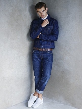 Quale giacca di jeans indossare con sneakers basse bianche e blu scuro per un uomo di 30 anni: Coniuga una giacca di jeans con jeans blu scuro per un outfit comodo ma studiato con cura. Sneakers basse bianche e blu scuro sono una buona scelta per completare il look.