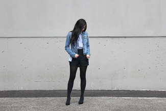 Come indossare e abbinare una giacca di jeans blu: Per un outfit quotidiano pieno di carattere e personalità, potresti abbinare una giacca di jeans blu con pantaloncini neri. Décolleté in pelle scamosciata neri sono una valida scelta per completare il look.