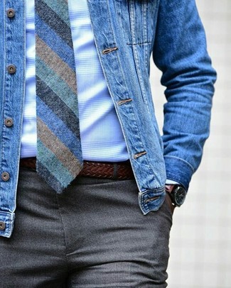 Come indossare e abbinare una giacca di jeans blu scuro in estate 2024 in modo smart-casual: Combina una giacca di jeans blu scuro con pantaloni eleganti a quadri grigi per un look davvero alla moda. Ecco un outfit must have per questa estate.