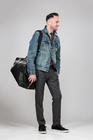 Come indossare e abbinare un borsone in pelle nero in modo smart-casual: Abbina una giacca di jeans blu con un borsone in pelle nero per un look comfy-casual. Completa il tuo abbigliamento con un paio di sneakers basse in pelle nere.