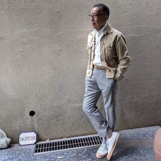 Come indossare e abbinare sneakers basse bianche per un uomo di 60 anni: Prova a combinare una giacca di jeans beige con pantaloni eleganti grigi per essere sofisticato e di classe. Se non vuoi essere troppo formale, scegli un paio di sneakers basse bianche.
