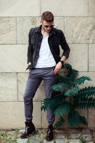 Quale giacca di jeans indossare con stivali chelsea neri: Combina una giacca di jeans con chino grigi per un look raffinato per il tempo libero. Mettiti un paio di stivali chelsea neri per dare un tocco classico al completo.