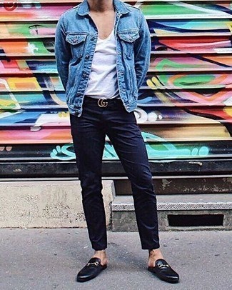 Come indossare e abbinare una cintura in pelle decorata per un uomo di 20 anni quando fa caldo in modo smart-casual: Per un outfit della massima comodità, potresti combinare una giacca di jeans blu con una cintura in pelle decorata. Calza un paio di mocassini eleganti in pelle neri per un tocco virile.