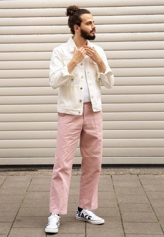 Come indossare e abbinare chino rosa con sneakers basse bianche: Potresti combinare una giacca di jeans bianca con chino rosa per affrontare con facilità la tua giornata. Mettiti un paio di sneakers basse bianche per avere un aspetto più rilassato.