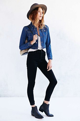 Quale jeans aderenti indossare con una giacca di jeans blu per una donna di 30 anni: Prova ad abbinare una giacca di jeans blu con jeans aderenti per vestirti casual. Stivali chelsea in pelle neri sono una gradevolissima scelta per completare il look.