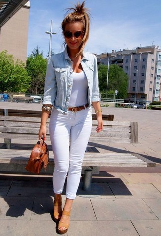 Quale jeans indossare con sandali con zeppa beige per una donna di 30 anni in primavera 2025: Prova ad abbinare una giacca di jeans azzurra con jeans per un look raffinato. Un paio di sandali con zeppa beige darà un tocco di forza e virilità a ogni completo. Ecco un look primaverile ideale per il tuo.