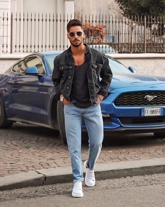 Come indossare e abbinare jeans azzurri con sneakers basse di tela bianche: Combina una giacca di jeans nera con jeans azzurri per un look raffinato per il tempo libero. Perfeziona questo look con un paio di sneakers basse di tela bianche.