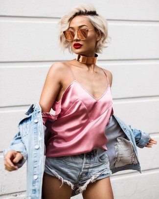 Come indossare e abbinare occhiali da sole rosa per una donna di 30 anni in modo casual: Coniuga una giacca di jeans azzurra con occhiali da sole rosa per essere casual.