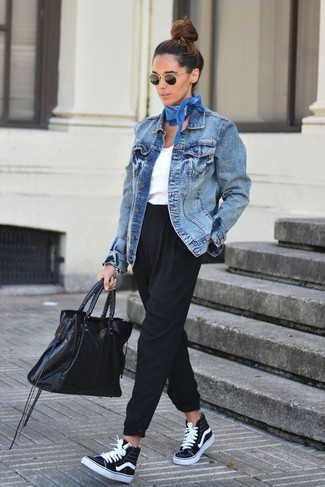 Come indossare e abbinare una giacca di jeans blu in modo casual: Punta su una giacca di jeans blu e pantaloni stretti in fondo neri per un look spensierato e alla moda. Prova con un paio di sneakers alte nere per avere un aspetto più rilassato.