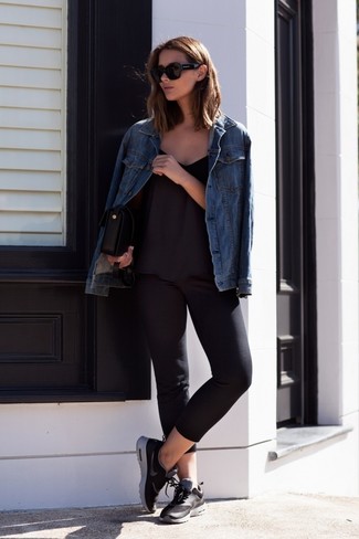 Come indossare e abbinare pinocchietti: Per un outfit quotidiano pieno di carattere e personalità, potresti indossare una giacca di jeans blu e pinocchietti. Per un look più rilassato, scegli un paio di scarpe sportive nere.
