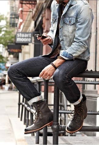 Quale cardigan indossare con una giacca di jeans azzurra in autunno 2024: Abbina una giacca di jeans azzurra con un cardigan per un look da sfoggiare sul lavoro. Stivali casual in pelle marrone scuro sono una validissima scelta per completare il look. Ecco un outfit autunnale ideale per il tuo.