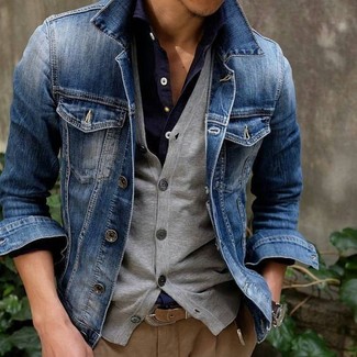 Come indossare e abbinare un cardigan con una giacca di jeans per un uomo di 20 anni: Indossa una giacca di jeans con un cardigan se preferisci uno stile ordinato e alla moda.