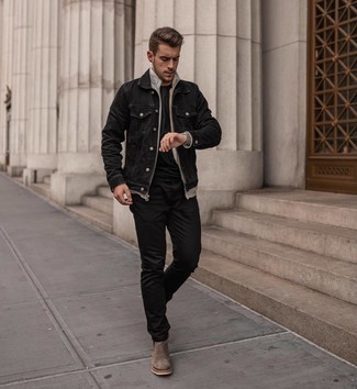 Come indossare e abbinare una giacca di jeans nera in modo smart-casual: Potresti combinare una giacca di jeans nera con chino neri per affrontare con facilità la tua giornata. Un paio di stivali chelsea in pelle scamosciata marroni darà un tocco di forza e virilità a ogni completo.