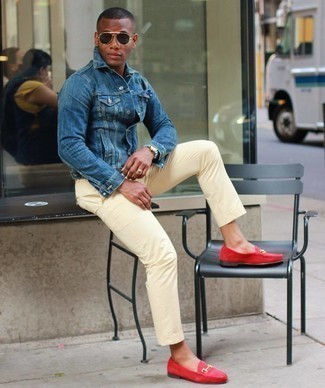 Come indossare e abbinare un fazzoletto da taschino per un uomo di 20 anni: Scegli una giacca di jeans blu e un fazzoletto da taschino per un look perfetto per il weekend. Sfodera il gusto per le calzature di lusso e prova con un paio di mocassini eleganti in pelle scamosciata rossi.