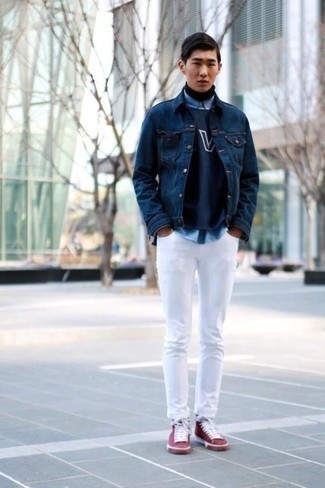 Come indossare e abbinare sneakers rosse e bianche per un uomo di 17 anni: Prova a combinare una giacca di jeans blu scuro con jeans bianchi per un look spensierato e alla moda. Perché non aggiungere un paio di sneakers rosse e bianche per un tocco più rilassato?
