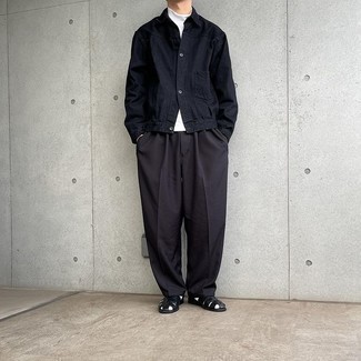 Quale giacca di jeans indossare con chino neri per un uomo di 30 anni: Potresti abbinare una giacca di jeans con chino neri per un look raffinato per il tempo libero. Se non vuoi essere troppo formale, opta per un paio di sandali in pelle neri.