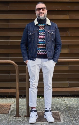 Come indossare e abbinare sneakers alte per un uomo di 50 anni: Una giacca di jeans blu scuro e chino bianchi si adattano perfettamente a ogni genere di attività per il weekend. Per distinguerti dagli altri, indossa un paio di sneakers alte.
