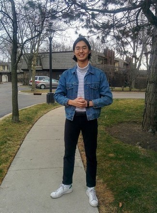 Quale chino indossare con sneakers basse verdi per un uomo di 20 anni: Metti una giacca di jeans blu e chino per un look raffinato per il tempo libero. Abbina questi abiti a un paio di sneakers basse verdi.