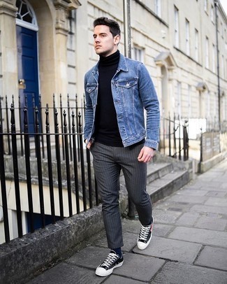 Come indossare e abbinare una giacca di jeans con un dolcevita per un uomo di 20 anni in modo casual: Indossa una giacca di jeans con un dolcevita per vestirti casual. Sneakers basse di tela stampate nere aggiungono un tocco particolare a un look altrimenti classico.