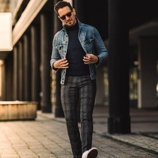 Quale sneakers basse indossare con chino grigio scuro per un uomo di 40 anni: Opta per una giacca di jeans blu e chino grigio scuro per un outfit comodo ma studiato con cura. Per un look più rilassato, scegli un paio di sneakers basse.