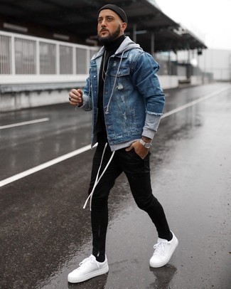 Quale sneakers basse indossare con una giacca di jeans blu: Per un outfit quotidiano pieno di carattere e personalità, indossa una giacca di jeans blu con chino neri. Sneakers basse renderanno il tuo look davvero alla moda.