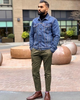 Come indossare e abbinare una giacca di jeans blu: Scegli un outfit composto da una giacca di jeans blu e chino verde oliva per un fantastico look da sfoggiare nel weekend. Chukka in pelle marroni sono una valida scelta per completare il look.