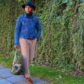 Quale chino indossare con mocassini con nappine terracotta: Abbina una giacca di jeans blu con chino per vestirti casual. Opta per un paio di mocassini con nappine terracotta per un tocco virile.