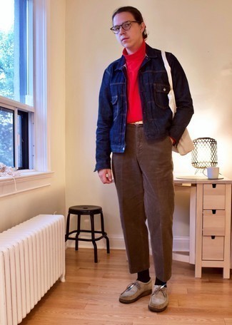 Come indossare e abbinare chukka con una giacca di jeans per un uomo di 20 anni quando fa caldo: Opta per una giacca di jeans e chino di velluto a coste marroni per un outfit comodo ma studiato con cura. Chukka sono una valida scelta per completare il look.