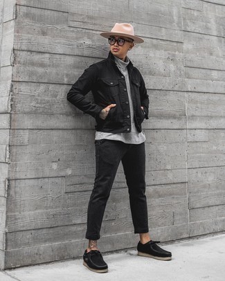 Quale chino indossare con chukka nere per un uomo di 20 anni: Indossa una giacca di jeans nera con chino per un look semplice, da indossare ogni giorno. Perfeziona questo look con un paio di chukka nere.