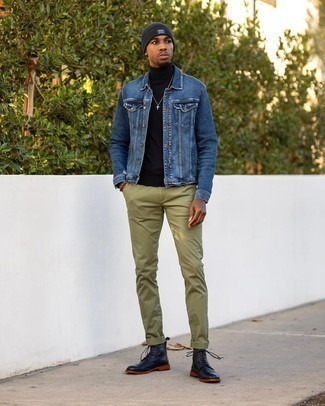 Quale giacca di jeans indossare con un dolcevita nero e bianco per un uomo di 30 anni in modo smart-casual: Metti una giacca di jeans e un dolcevita nero e bianco per un pranzo domenicale con gli amici. Stivali casual in pelle blu scuro sono una eccellente scelta per completare il look.