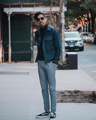 Look alla moda per uomo: Giacca di jeans blu scuro, Dolcevita nero, Chino grigi, Sneakers basse di tela nere e bianche