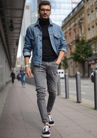 Quale dolcevita indossare con una giacca di jeans blu scuro per un uomo di 30 anni: Per un outfit quotidiano pieno di carattere e personalità, combina una giacca di jeans blu scuro con un dolcevita. Perché non aggiungere un paio di sneakers basse nere e bianche per un tocco più rilassato?