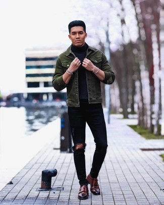 Quale jeans aderenti indossare con una giacca di jeans verde oliva per un uomo di 20 anni in modo casual: Metti una giacca di jeans verde oliva e jeans aderenti per una sensazione di semplicità e spensieratezza. Aggiungi un paio di scarpe double monk in pelle marroni al tuo look per migliorare all'istante il tuo stile.
