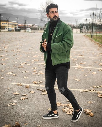 Quale dolcevita indossare con una giacca di jeans verde: Abbina una giacca di jeans verde con un dolcevita per un fantastico look da sfoggiare nel weekend. Se non vuoi essere troppo formale, scegli un paio di sneakers basse in pelle nere e bianche come calzature.
