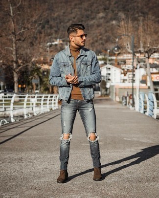 Come indossare e abbinare jeans aderenti grigi per un uomo di 20 anni in modo casual: Scegli una giacca di jeans azzurra e jeans aderenti grigi per un look comfy-casual. Scegli un paio di stivali chelsea in pelle scamosciata marrone scuro come calzature per mettere in mostra il tuo gusto per le scarpe di alta moda.