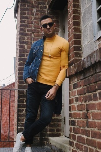 Come indossare e abbinare un maglione giallo quando fa caldo: Potresti combinare un maglione giallo con jeans blu scuro per un outfit comodo ma studiato con cura. Scegli un paio di sneakers basse di tela grigie per un tocco virile.