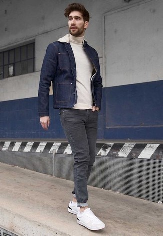 Quale giacca di jeans indossare con jeans grigio scuro: Mostra il tuo stile in una giacca di jeans con jeans grigio scuro per un look semplice, da indossare ogni giorno. Sneakers basse di tela bianche e nere sono una splendida scelta per completare il look.