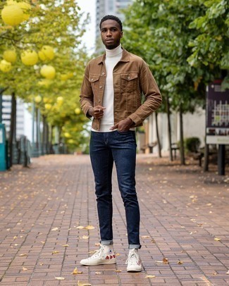 Come indossare e abbinare una giacca di jeans con un dolcevita per un uomo di 20 anni in modo casual: Potresti combinare una giacca di jeans con un dolcevita per un look semplice, da indossare ogni giorno. Calza un paio di sneakers alte di tela stampate beige per un tocco più rilassato.