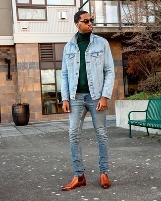 Quale jeans indossare con una giacca di jeans azzurra per un uomo di 20 anni: Indossa una giacca di jeans azzurra e jeans per un fantastico look da sfoggiare nel weekend. Sfodera il gusto per le calzature di lusso e scegli un paio di stivali chelsea in pelle terracotta come calzature.