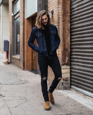 Quale giacca di jeans indossare con jeans neri in modo casual: Opta per una giacca di jeans e jeans neri per una sensazione di semplicità e spensieratezza. Un paio di stivali chelsea in pelle scamosciata marrone chiaro darà un tocco di forza e virilità a ogni completo.