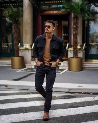 Quale jeans indossare con una giacca di jeans nera: Combina una giacca di jeans nera con jeans per vestirti casual. Scegli un paio di stivali chelsea in pelle marroni per dare un tocco classico al completo.
