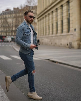 Come indossare e abbinare una giacca di jeans azzurra: Potresti combinare una giacca di jeans azzurra con jeans strappati blu per una sensazione di semplicità e spensieratezza. Stivali chelsea in pelle scamosciata beige impreziosiranno all'istante anche il look più trasandato.
